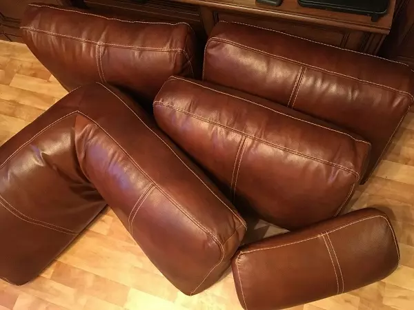 Leather sofa nan kwizin nan (32 foto): ti sofa kwizin soti nan ekolojik-pyebwa, modèl gwo ak yon kote ki dòmi nan kwi otantik 21125_22