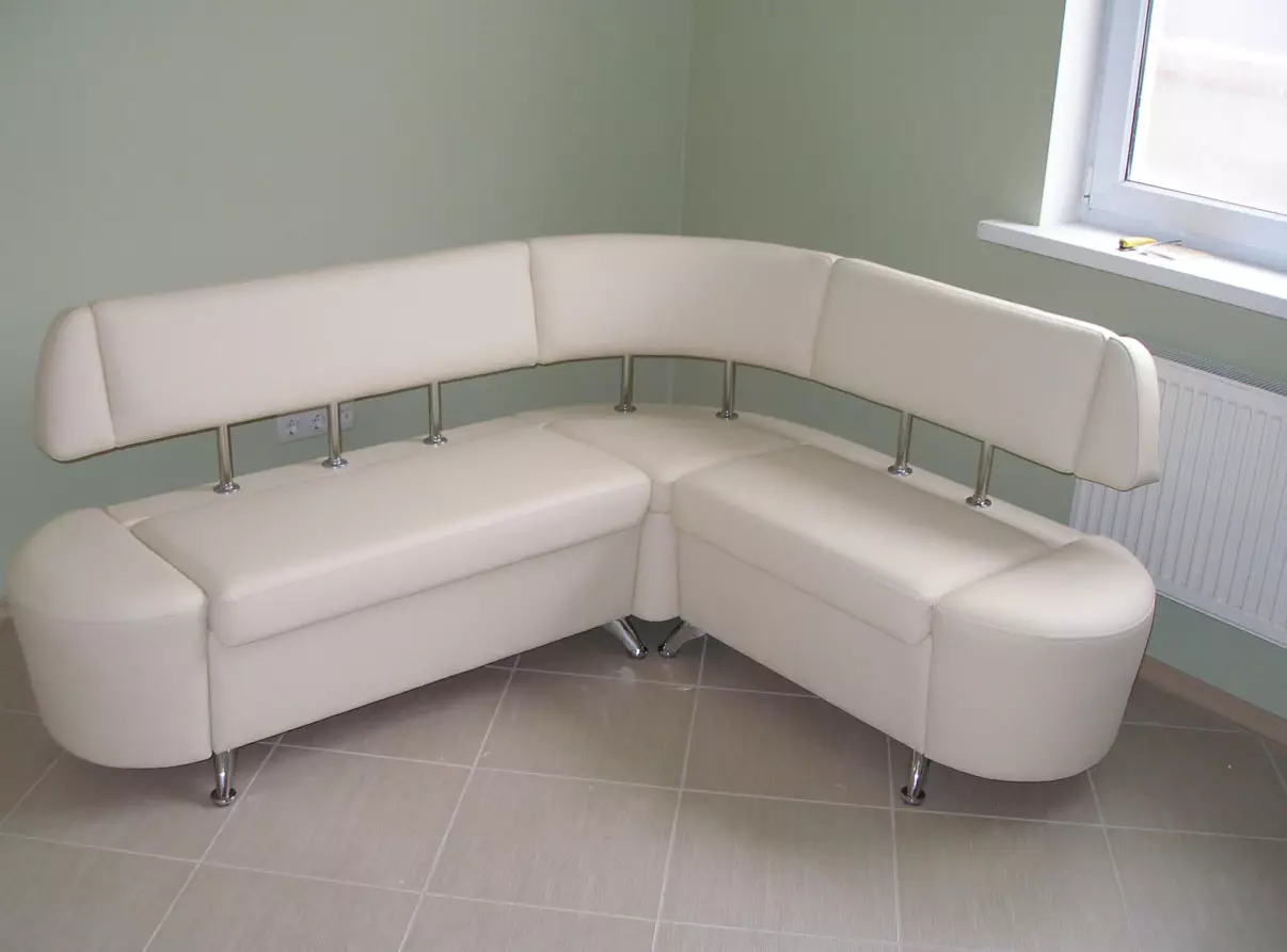 Akpụkpọ anụ sofas na kichin (32 Foto): obere kichin solo na ebe e nwere ebe a na-ehi ụra na ezigbo akpụkpọ anụ 21125_6