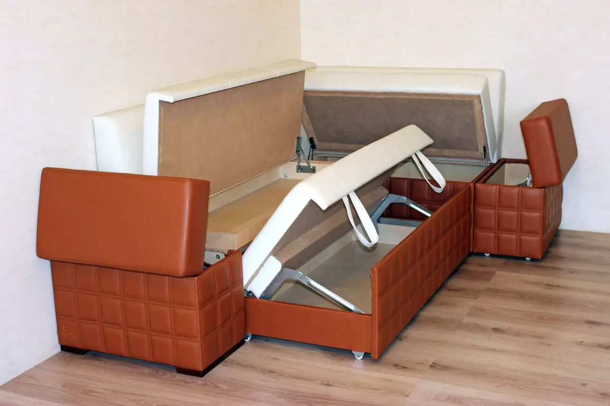 Дивани със спално място в кухнята (73 снимки): прави кухненски дивани и тесни ъглови меки модели. Двойни мека мебел и модели на други размери 21130_40