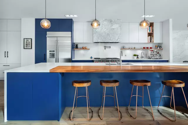 מטבח צבעים עם שולחן עץ למעלה (44 תמונות): אפור וכחול, אוזניות במטבח שחור ומבריק עם סינר ועץ שולחן העליון בפנים 21134_21