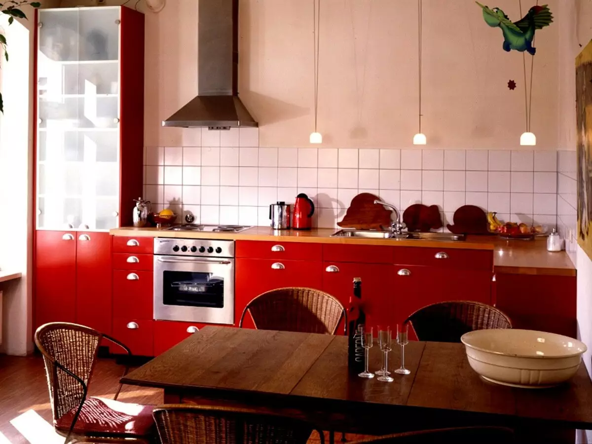 Kuchyňa Farby s dreveným stolom Top (44 fotiek): šedá a modrá, čierna a svetlá kuchynské slúchadlá s zásterami a stolovým stolom hore v interiéri 21134_29