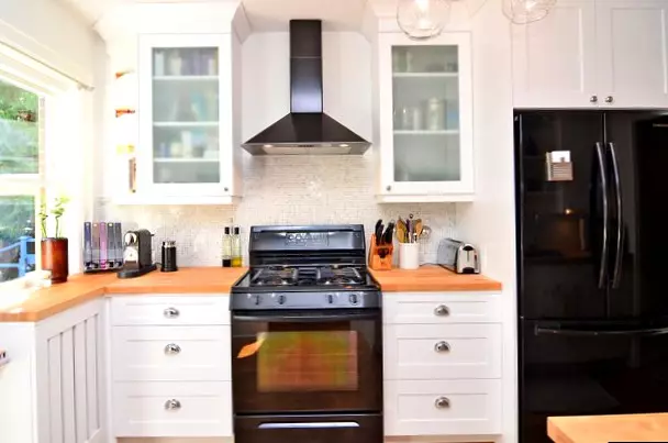 Κουζίνα χρώματα με ξύλινο τραπέζι (44 φωτογραφίες): Γκρι και μπλε, μαύρα και φωτεινά ακουστικά κουζίνας με ποδιά και ξύλινη τραπεζαρία στο εσωτερικό 21134_36