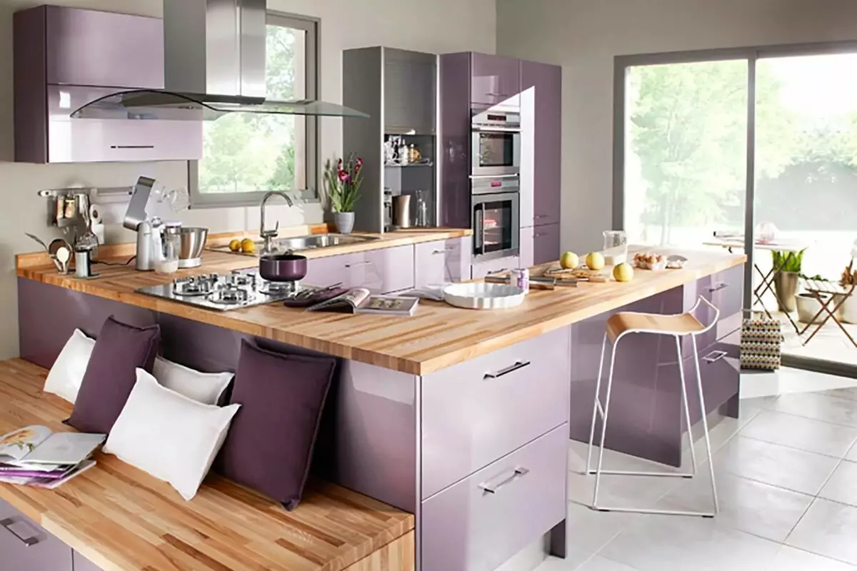 Κουζίνα χρώματα με ξύλινο τραπέζι (44 φωτογραφίες): Γκρι και μπλε, μαύρα και φωτεινά ακουστικά κουζίνας με ποδιά και ξύλινη τραπεζαρία στο εσωτερικό 21134_4