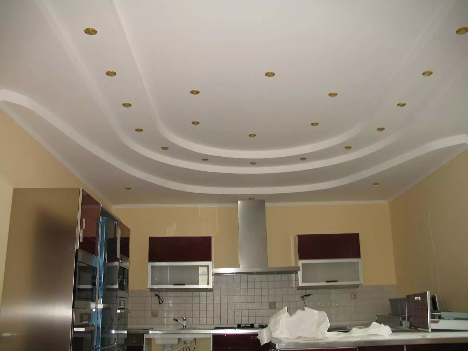 Plafoane de buzunar în bucătărie (75 de fotografii): plafoane cu gips carton cu două niveluri în designul bucătăriei, variante de figuri pe tavan 21137_16