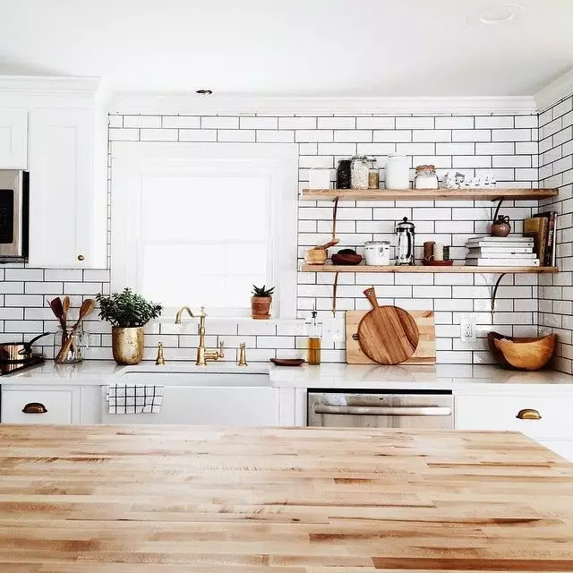 باورچی خانے میں ہنگڈ شیلف (40 فوٹو): دیوار پر کھلی باورچی خانے کی سمتل، اصل آرائشی دیواروں کے ڈھانچے، بند شیلف، لکڑی اور دھاتی ماڈل معطل 21141_15