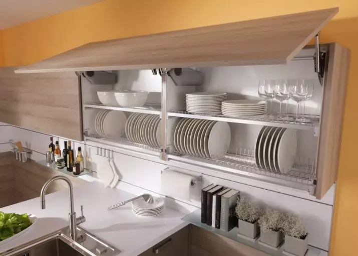 قفسه های آشپزخانه در آشپزخانه (40 عکس): قفسه های آشپزخانه باز بر روی دیوار، ساختارهای دیوار تزئینی اصلی، قفسه های بسته شده بسته، مدلهای چوبی و فلزی 21141_18