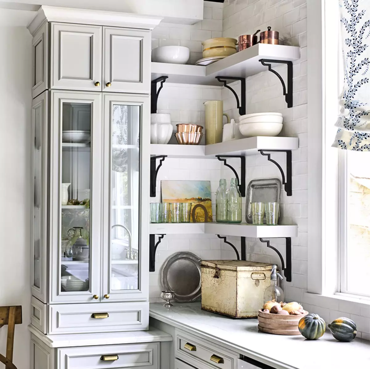 ରନ୍ଧନ ଶାଳା ରେ Hinged shelves (40 ଫଟୋ): କାନ୍ଥ ଖୋଲନ୍ତୁ Kitchen shelves, ପ୍ରକୃତ decorative ପ୍ରାଚୀର ସଂରଚନାକୁ, ରଦ୍ଧ ବନ୍ଦ shelves, କାଠ ଓ ଧାତୁ ମଡେଲ 21141_20
