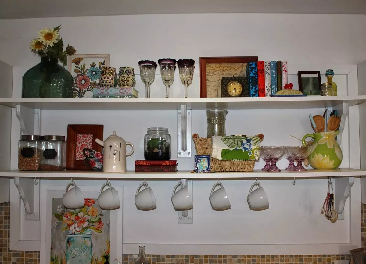باورچی خانے میں ہنگڈ شیلف (40 فوٹو): دیوار پر کھلی باورچی خانے کی سمتل، اصل آرائشی دیواروں کے ڈھانچے، بند شیلف، لکڑی اور دھاتی ماڈل معطل 21141_8