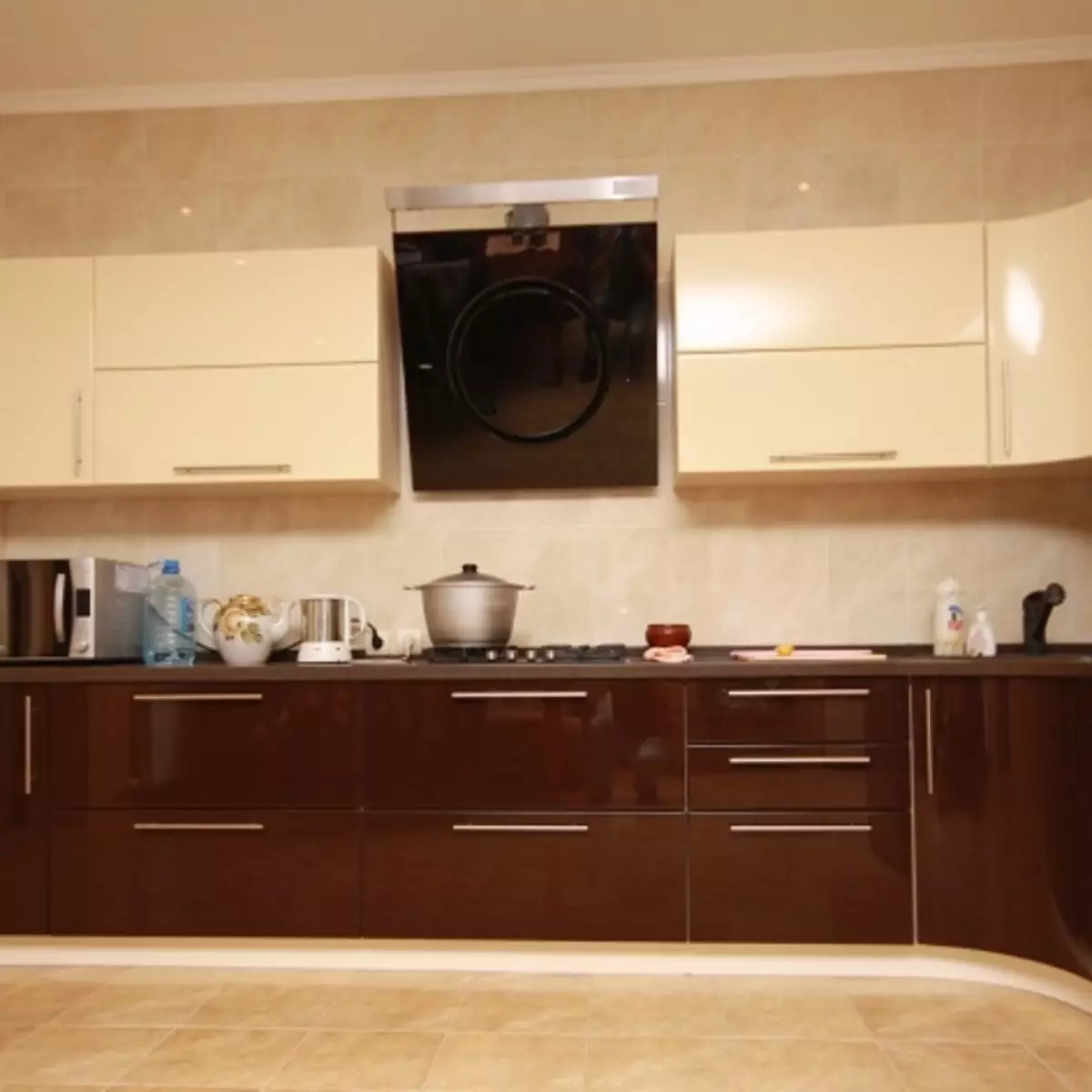 Brown kuhinja (91 fotografije): odabir kuhinjskih slušalica svjetla, tamna i siva smeđa u unutrašnjosti. U kojem tonove i dizajnu biraju pozadinu za zidove? 21143_32