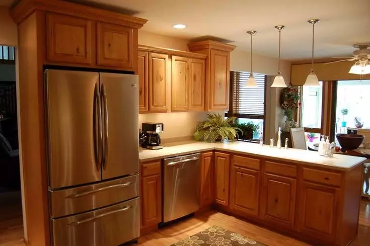 Brown Virtuvės (91 nuotraukos): virtuvės ausinės šviesos, tamsos ir pilkos rudos spalvos interjere. Kokiuose tonuose ir dizaine pasirinkite sienų tapetą? 21143_46