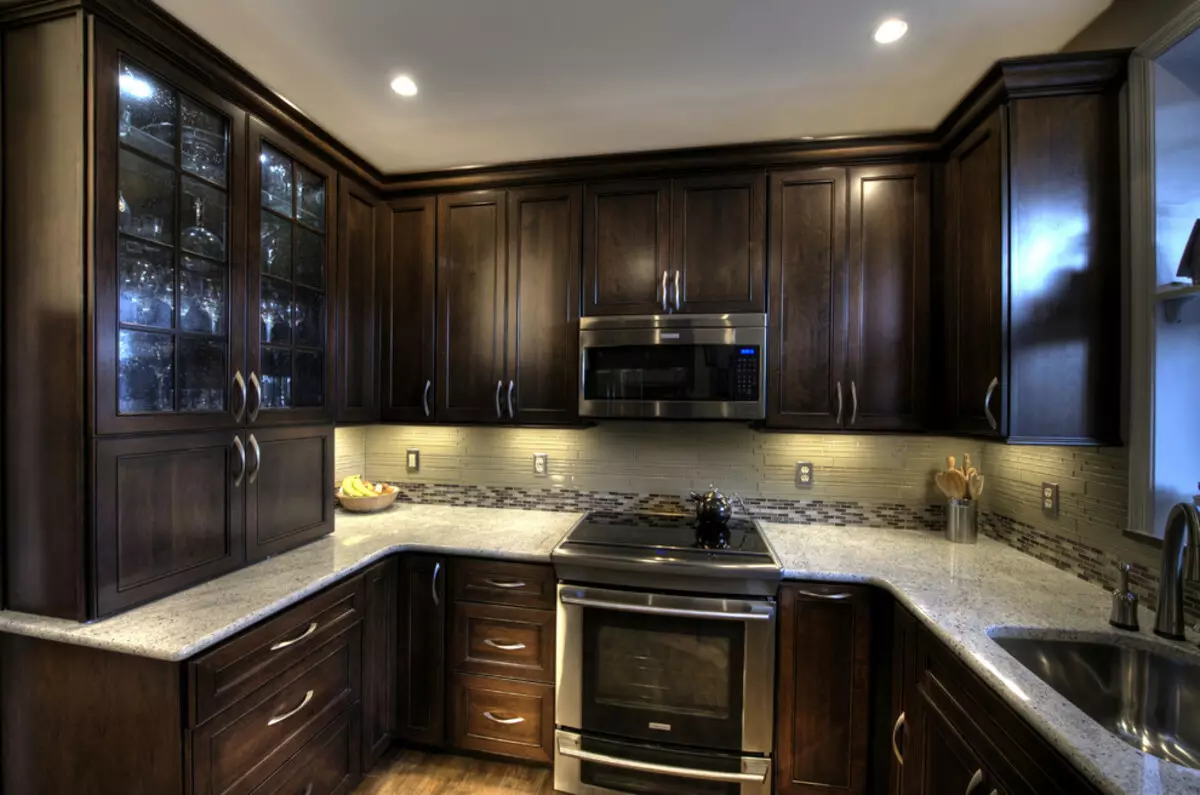 Brown Virtuvės (91 nuotraukos): virtuvės ausinės šviesos, tamsos ir pilkos rudos spalvos interjere. Kokiuose tonuose ir dizaine pasirinkite sienų tapetą? 21143_50