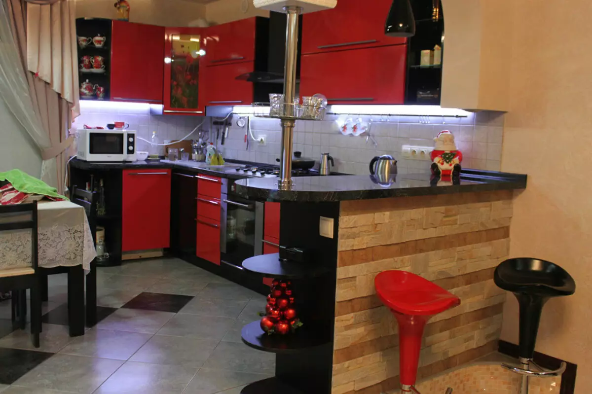 Kuzhina e kuqe dhe e zezë (77 foto): Këndi dhe Kuzhina e Drejtë Krishtlindjet dhe kuzhina e bardhë e vendosur në dizajn të brendshëm, kuzhina me shkëlqim të lartë dhe fund të zi 21144_11