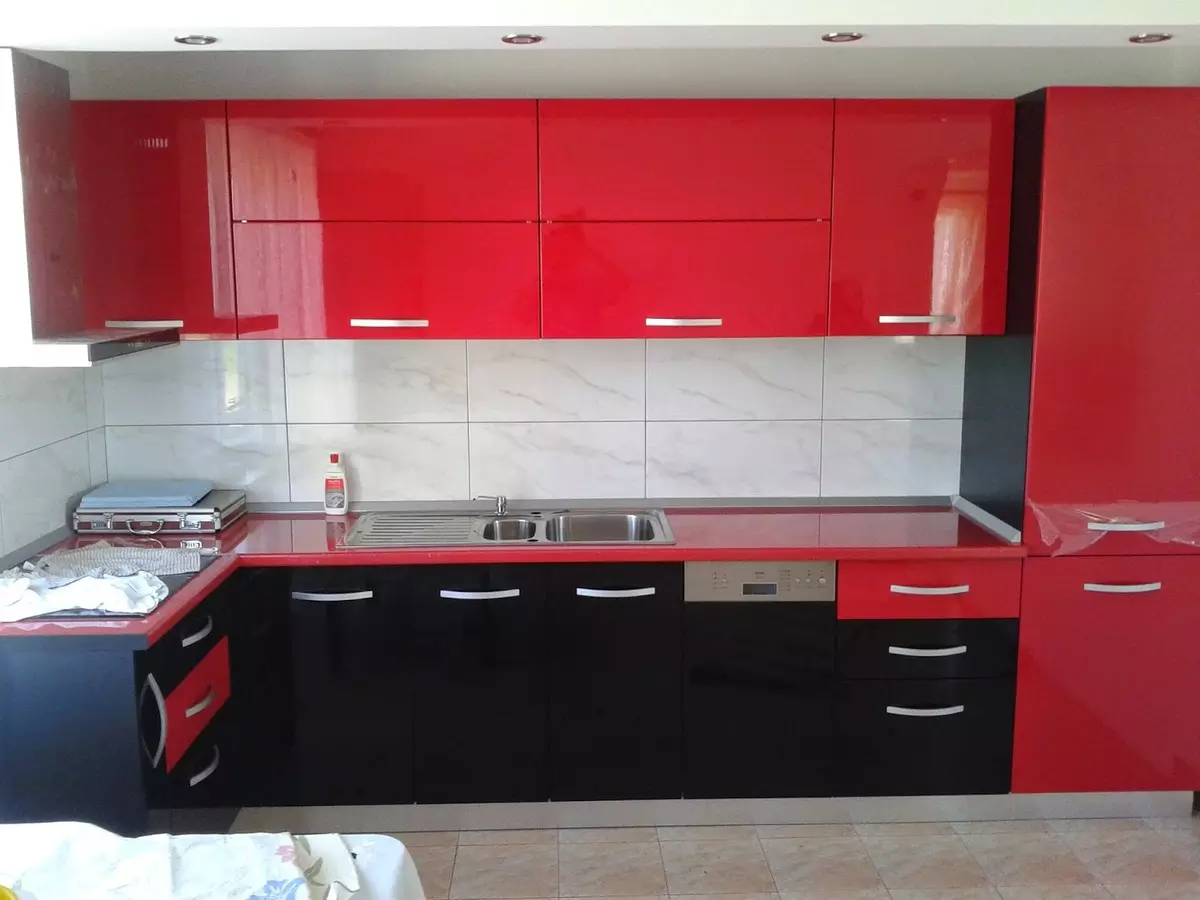Nhà bếp màu đỏ và đen (77 ảnh): Góc và nhà bếp thẳng Giáng sinh và nhà bếp trắng thiết kế trong thiết kế nội thất, bếp bóng màu đỏ và đáy đen 21144_12