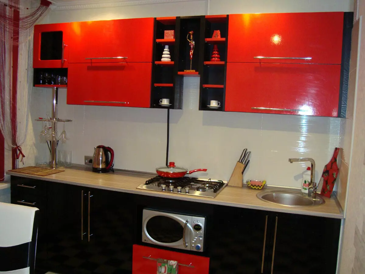 سرخ اور سیاہ باورچی خانے (77 تصاویر): کونے اور براہ راست باورچی خانے کے کرسمس اور سفید باورچی خانے میں داخلہ ڈیزائن، چمکدار کچن سرخ اوپر اور سیاہ نیچے 21144_13