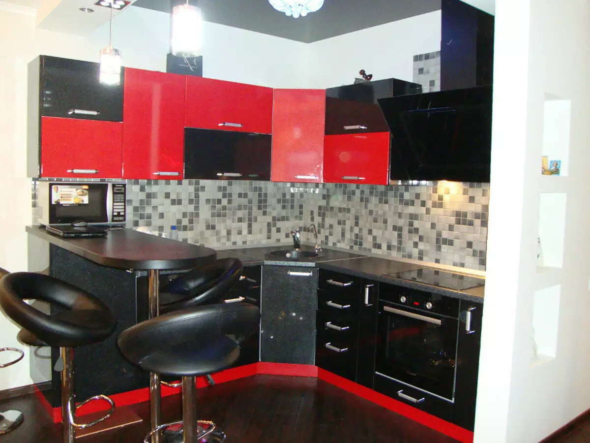 Красно черная кухня с барной стойкой