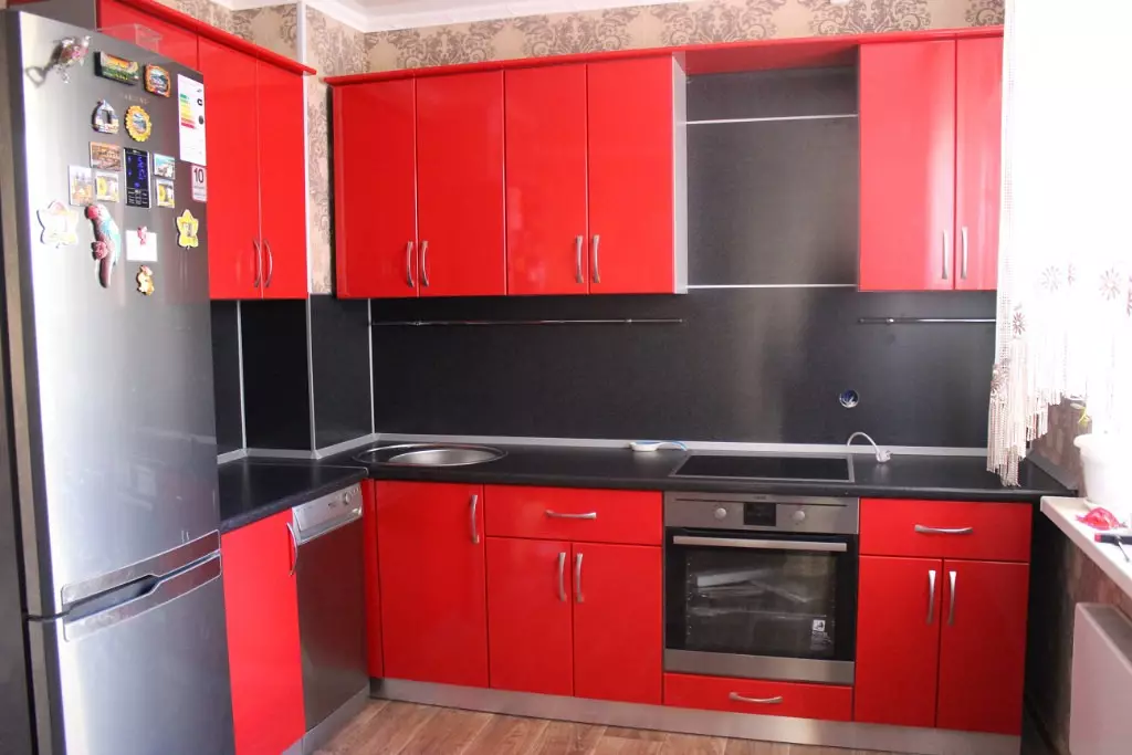 سرخ اور سیاہ باورچی خانے (77 تصاویر): کونے اور براہ راست باورچی خانے کے کرسمس اور سفید باورچی خانے میں داخلہ ڈیزائن، چمکدار کچن سرخ اوپر اور سیاہ نیچے 21144_18