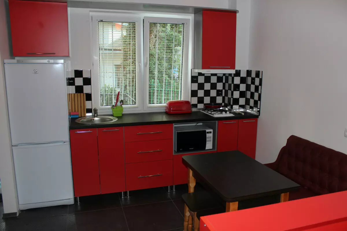 سرخ اور سیاہ باورچی خانے (77 تصاویر): کونے اور براہ راست باورچی خانے کے کرسمس اور سفید باورچی خانے میں داخلہ ڈیزائن، چمکدار کچن سرخ اوپر اور سیاہ نیچے 21144_21