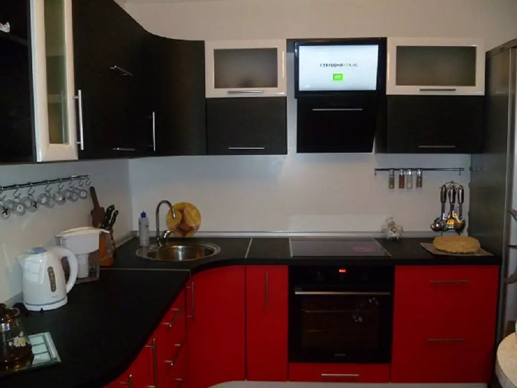 Nhà bếp màu đỏ và đen (77 ảnh): Góc và nhà bếp thẳng Giáng sinh và nhà bếp trắng thiết kế trong thiết kế nội thất, bếp bóng màu đỏ và đáy đen 21144_23
