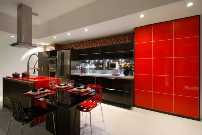 Nhà bếp màu đỏ và đen (77 ảnh): Góc và nhà bếp thẳng Giáng sinh và nhà bếp trắng thiết kế trong thiết kế nội thất, bếp bóng màu đỏ và đáy đen 21144_29