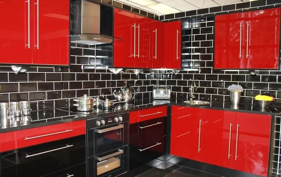 سرخ اور سیاہ باورچی خانے (77 تصاویر): کونے اور براہ راست باورچی خانے کے کرسمس اور سفید باورچی خانے میں داخلہ ڈیزائن، چمکدار کچن سرخ اوپر اور سیاہ نیچے 21144_3