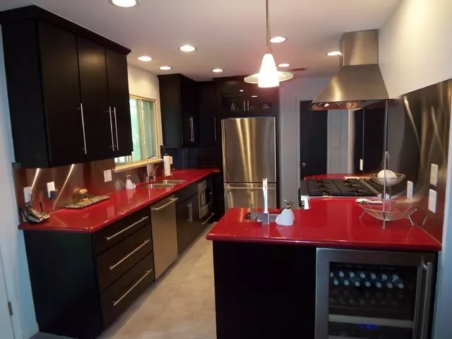Nhà bếp màu đỏ và đen (77 ảnh): Góc và nhà bếp thẳng Giáng sinh và nhà bếp trắng thiết kế trong thiết kế nội thất, bếp bóng màu đỏ và đáy đen 21144_37