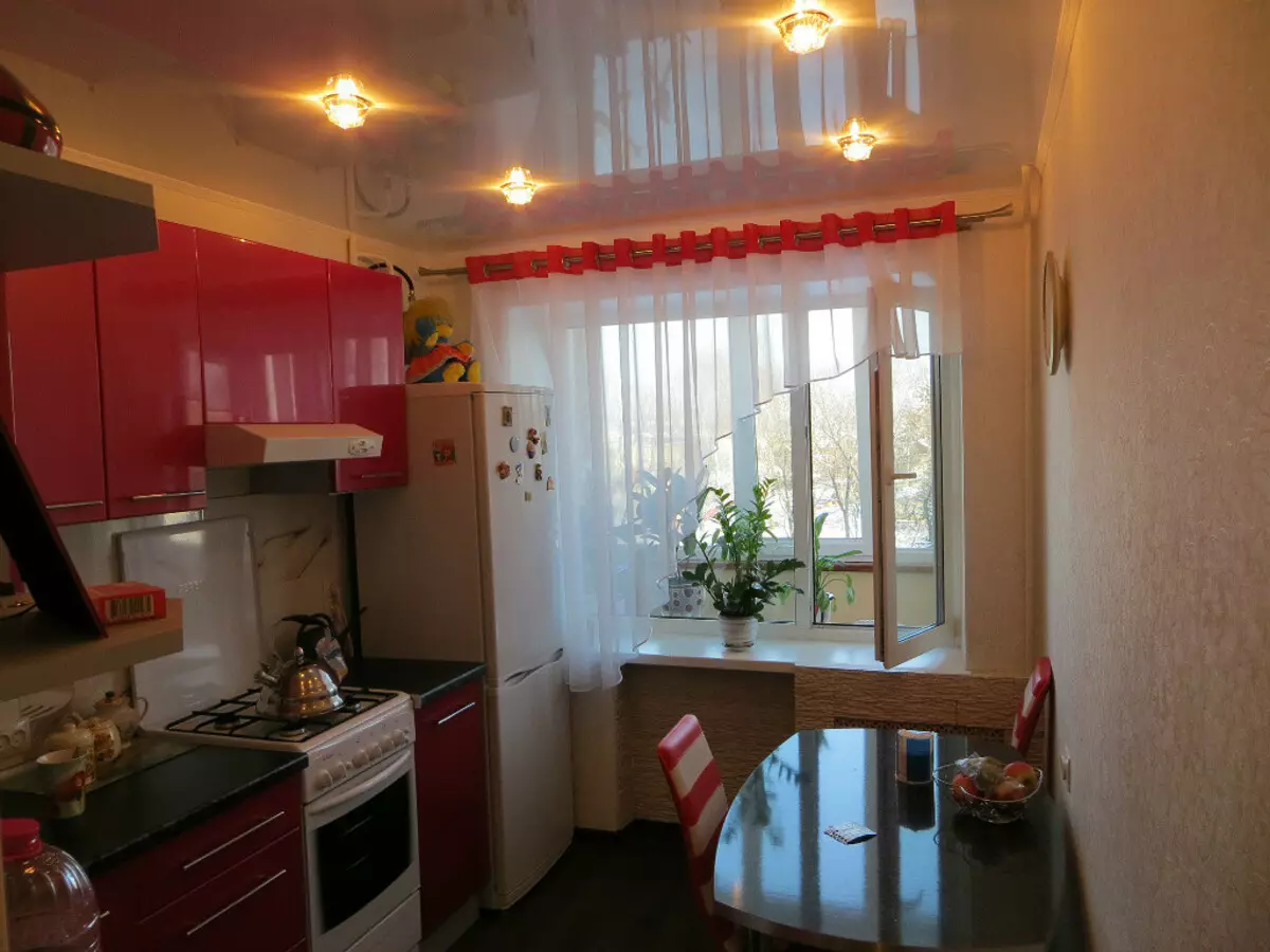 سرخ اور سیاہ باورچی خانے (77 تصاویر): کونے اور براہ راست باورچی خانے کے کرسمس اور سفید باورچی خانے میں داخلہ ڈیزائن، چمکدار کچن سرخ اوپر اور سیاہ نیچے 21144_38