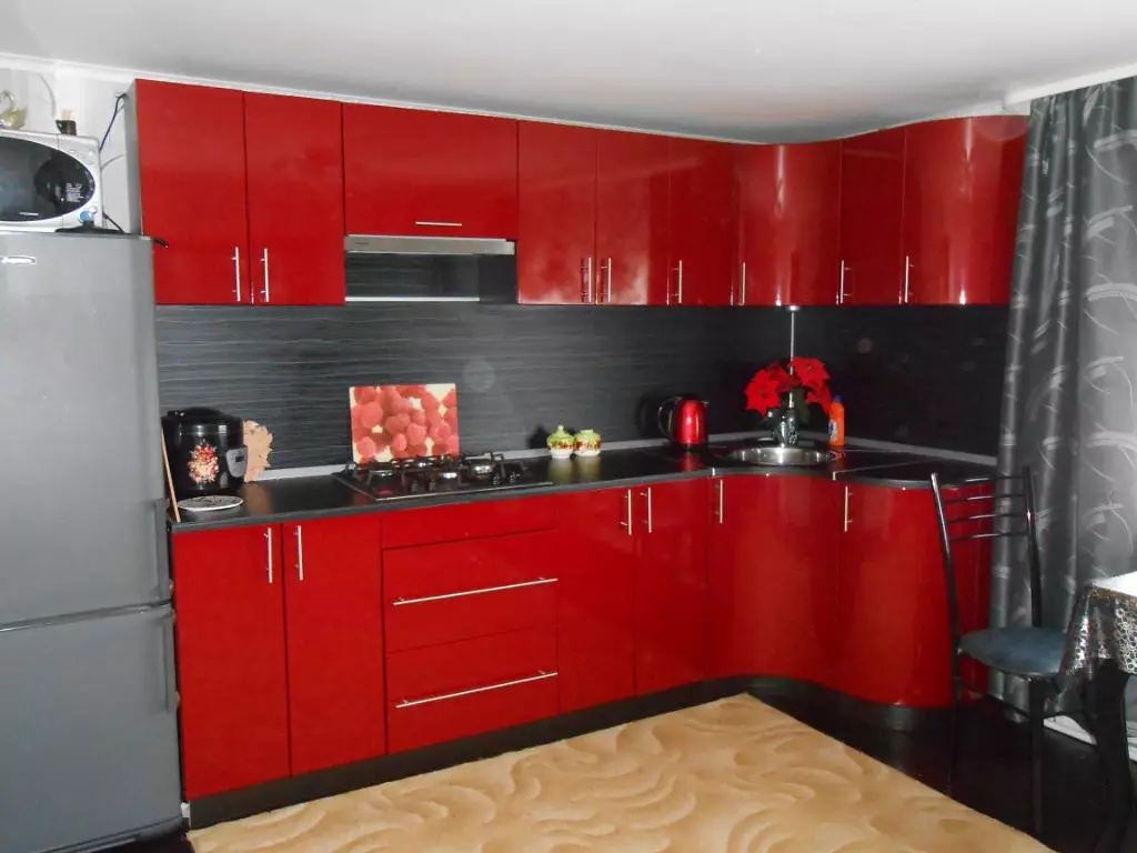 Kuzhina e kuqe dhe e zezë (77 foto): Këndi dhe Kuzhina e Drejtë Krishtlindjet dhe kuzhina e bardhë e vendosur në dizajn të brendshëm, kuzhina me shkëlqim të lartë dhe fund të zi 21144_4