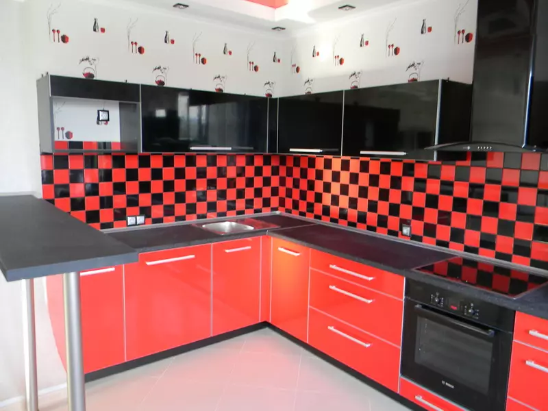 سرخ اور سیاہ باورچی خانے (77 تصاویر): کونے اور براہ راست باورچی خانے کے کرسمس اور سفید باورچی خانے میں داخلہ ڈیزائن، چمکدار کچن سرخ اوپر اور سیاہ نیچے 21144_44