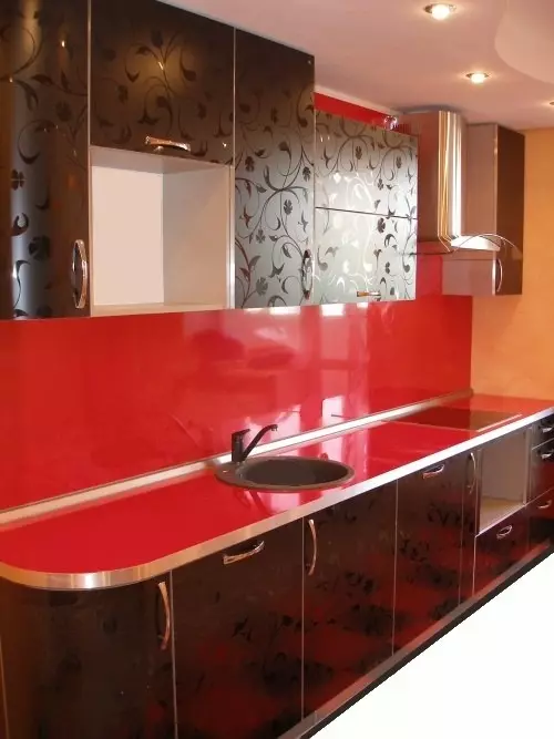 Nhà bếp màu đỏ và đen (77 ảnh): Góc và nhà bếp thẳng Giáng sinh và nhà bếp trắng thiết kế trong thiết kế nội thất, bếp bóng màu đỏ và đáy đen 21144_47