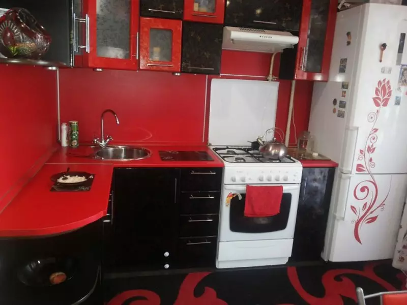 Punane ja must köök (77 fotot): nurk ja sirge köögi jõulud ja valge köök Sisekujunduses, läikivad köögid punane top ja must põhja 21144_48