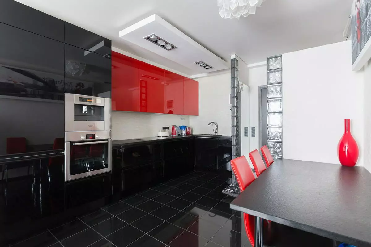 Nhà bếp màu đỏ và đen (77 ảnh): Góc và nhà bếp thẳng Giáng sinh và nhà bếp trắng thiết kế trong thiết kế nội thất, bếp bóng màu đỏ và đáy đen 21144_49