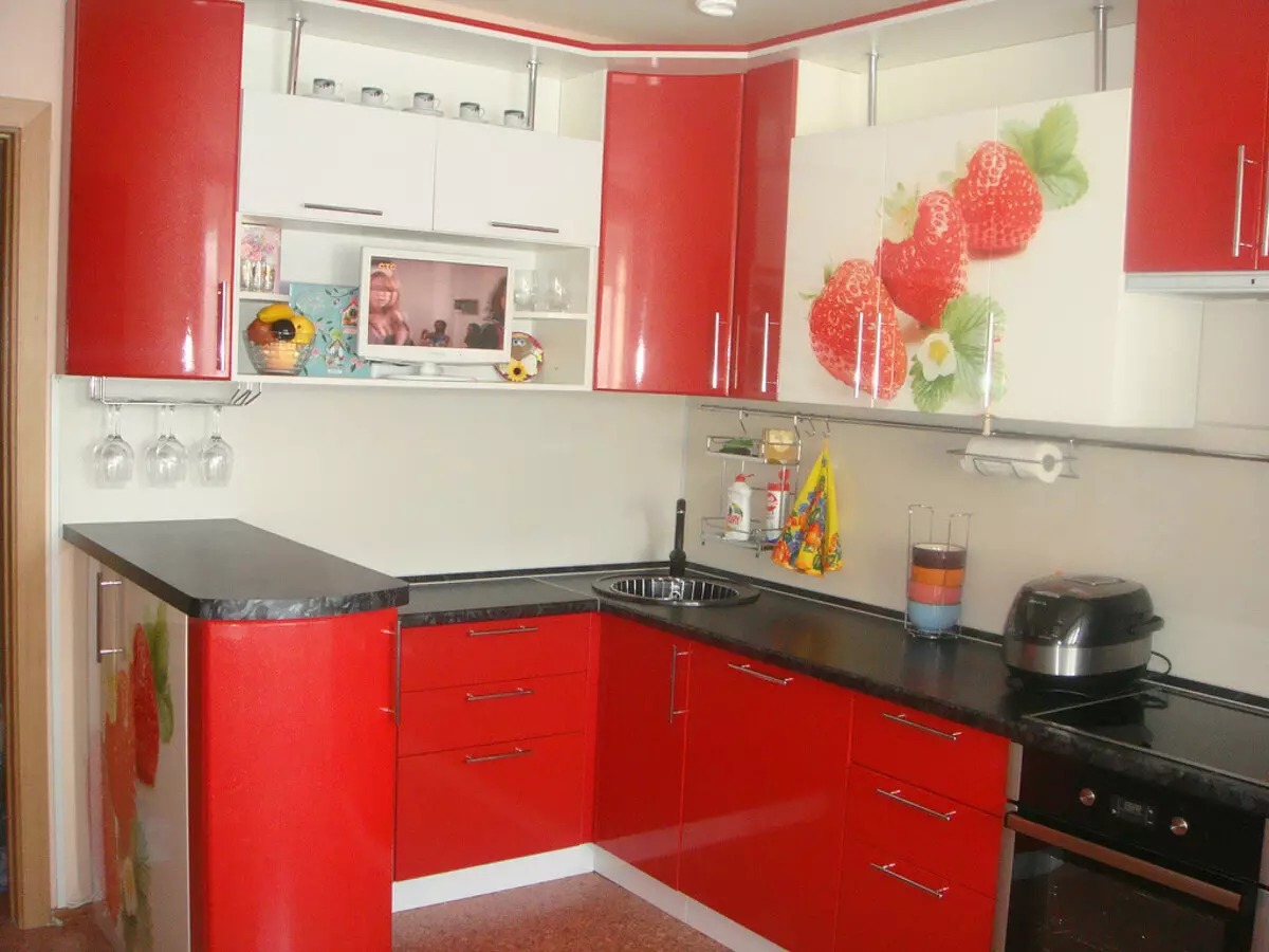 سرخ اور سیاہ باورچی خانے (77 تصاویر): کونے اور براہ راست باورچی خانے کے کرسمس اور سفید باورچی خانے میں داخلہ ڈیزائن، چمکدار کچن سرخ اوپر اور سیاہ نیچے 21144_5