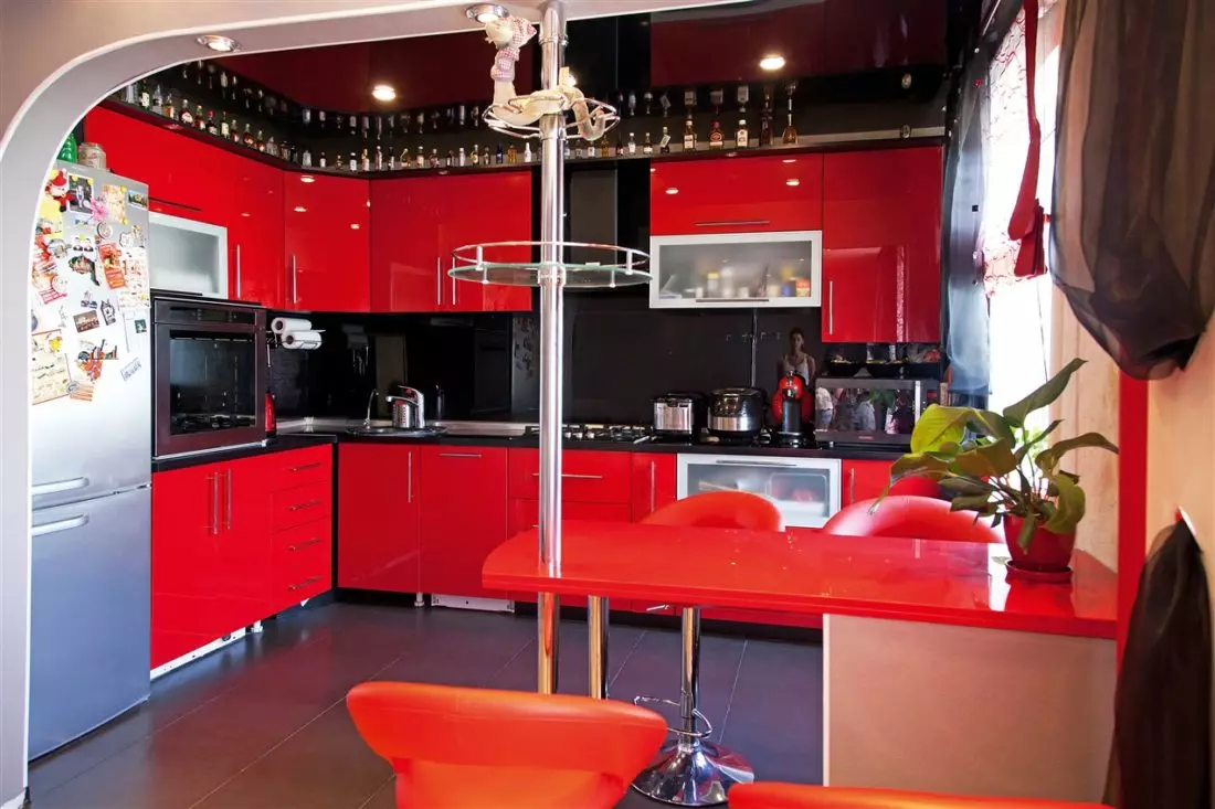 Nhà bếp màu đỏ và đen (77 ảnh): Góc và nhà bếp thẳng Giáng sinh và nhà bếp trắng thiết kế trong thiết kế nội thất, bếp bóng màu đỏ và đáy đen 21144_6
