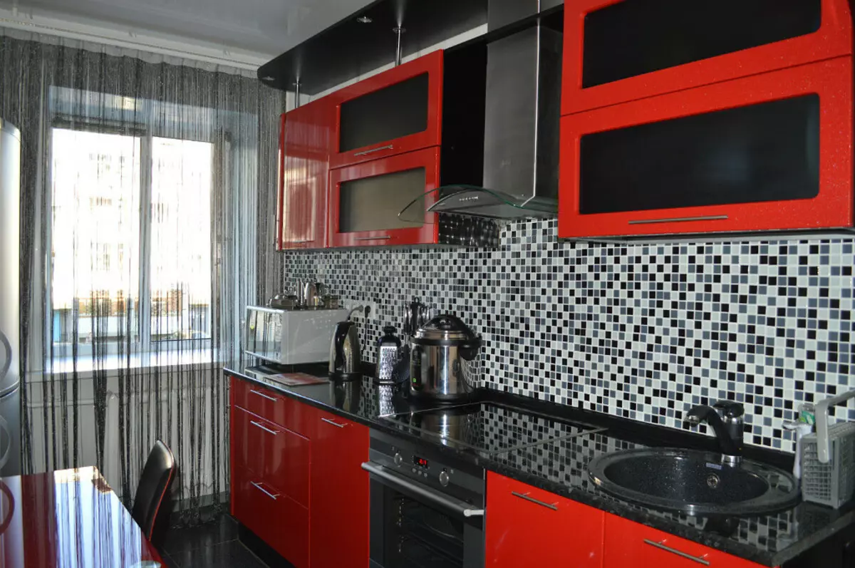 Nhà bếp màu đỏ và đen (77 ảnh): Góc và nhà bếp thẳng Giáng sinh và nhà bếp trắng thiết kế trong thiết kế nội thất, bếp bóng màu đỏ và đáy đen 21144_67