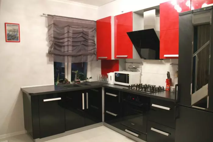 Nhà bếp màu đỏ và đen (77 ảnh): Góc và nhà bếp thẳng Giáng sinh và nhà bếp trắng thiết kế trong thiết kế nội thất, bếp bóng màu đỏ và đáy đen 21144_68