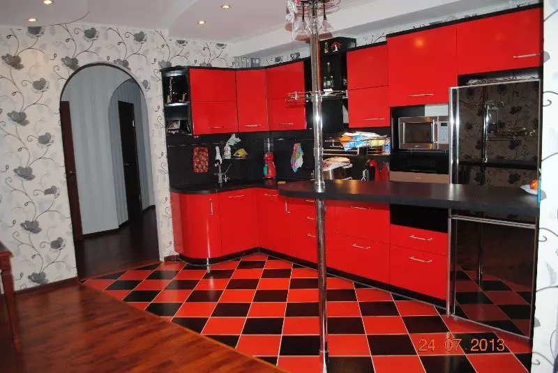 Nhà bếp màu đỏ và đen (77 ảnh): Góc và nhà bếp thẳng Giáng sinh và nhà bếp trắng thiết kế trong thiết kế nội thất, bếp bóng màu đỏ và đáy đen 21144_69