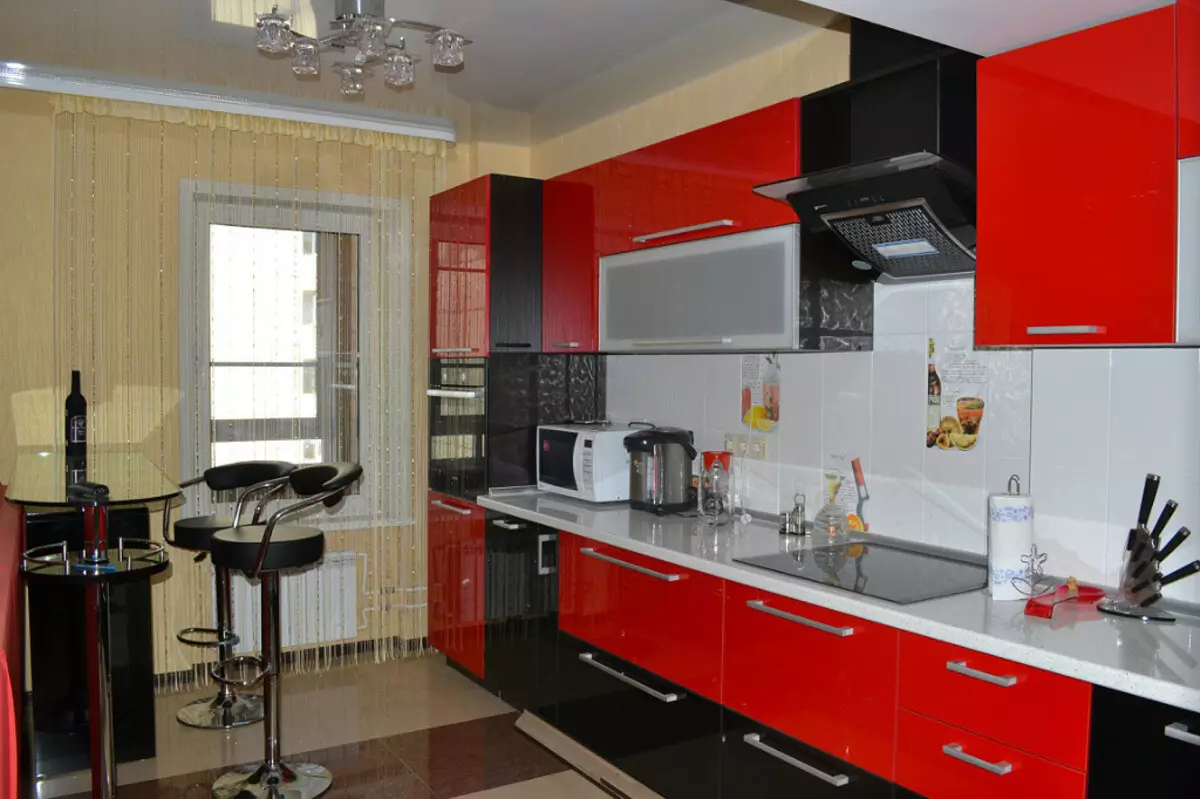 Kuzhina e kuqe dhe e zezë (77 foto): Këndi dhe Kuzhina e Drejtë Krishtlindjet dhe kuzhina e bardhë e vendosur në dizajn të brendshëm, kuzhina me shkëlqim të lartë dhe fund të zi 21144_7