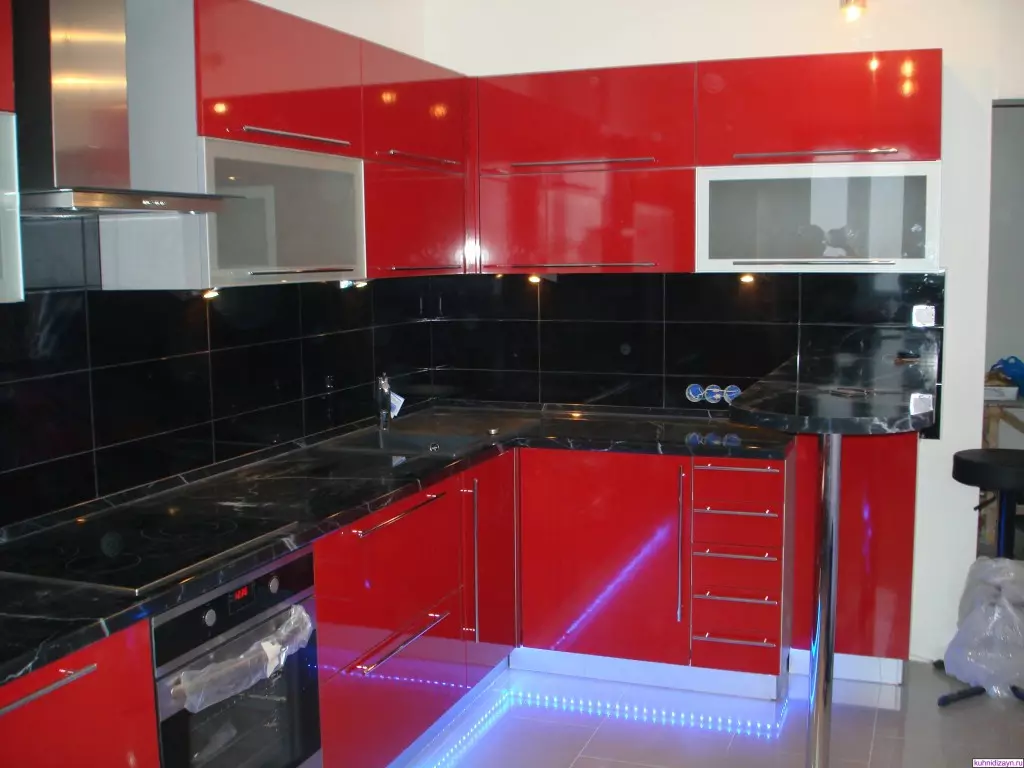 Punane ja must köök (77 fotot): nurk ja sirge köögi jõulud ja valge köök Sisekujunduses, läikivad köögid punane top ja must põhja 21144_73