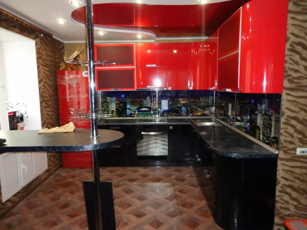 Nhà bếp màu đỏ và đen (77 ảnh): Góc và nhà bếp thẳng Giáng sinh và nhà bếp trắng thiết kế trong thiết kế nội thất, bếp bóng màu đỏ và đáy đen 21144_74