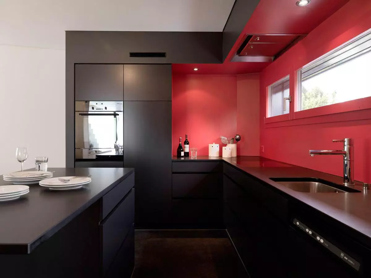 Crvena i crna kuhinja (77 fotografija): Kutak i ravna kuhinja Božićna i bijela kuhinja set u dizajnu interijera, sjajne kuhinje Red Top i crno dno 21144_8