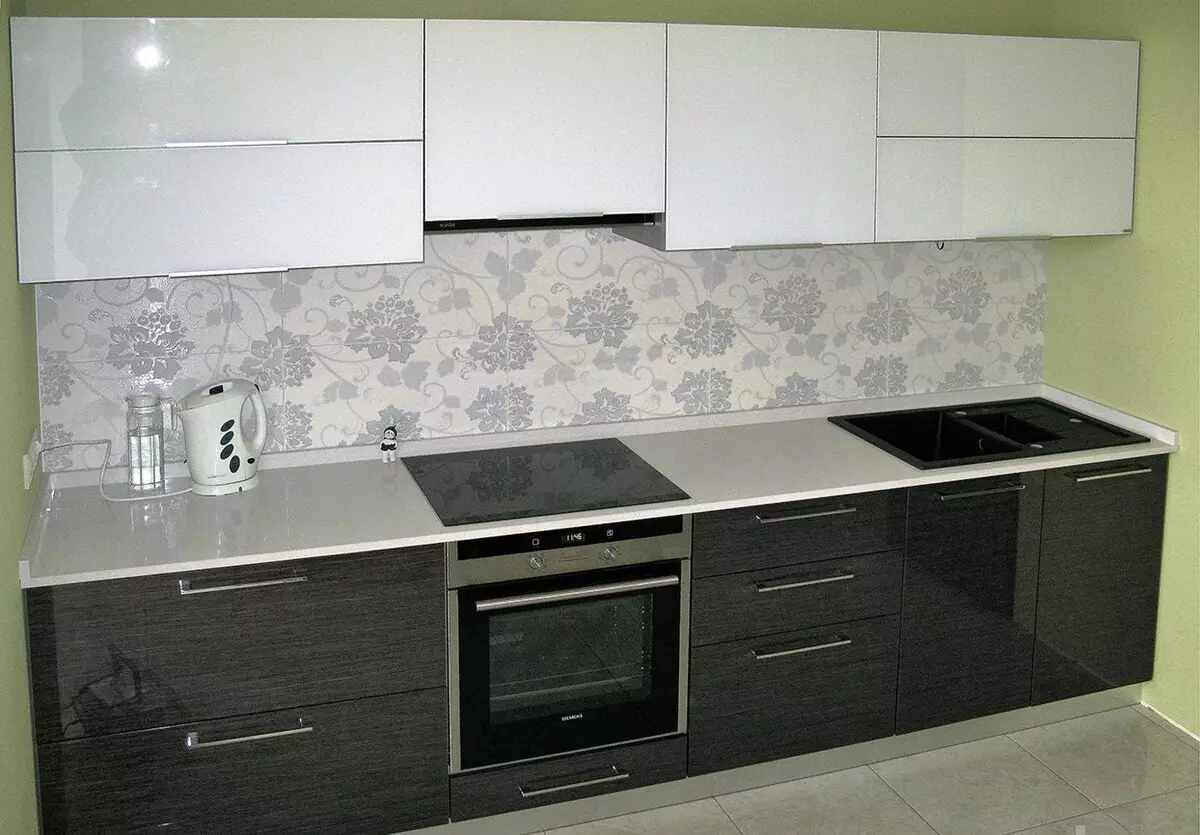 Virtuve ar baltu izjādes un pelēkā dibena (39 fotogrāfijas): balta grafīta glancētu virtuves austiņu kombinācija ar interjeru. Dizaina opcijas 21145_16