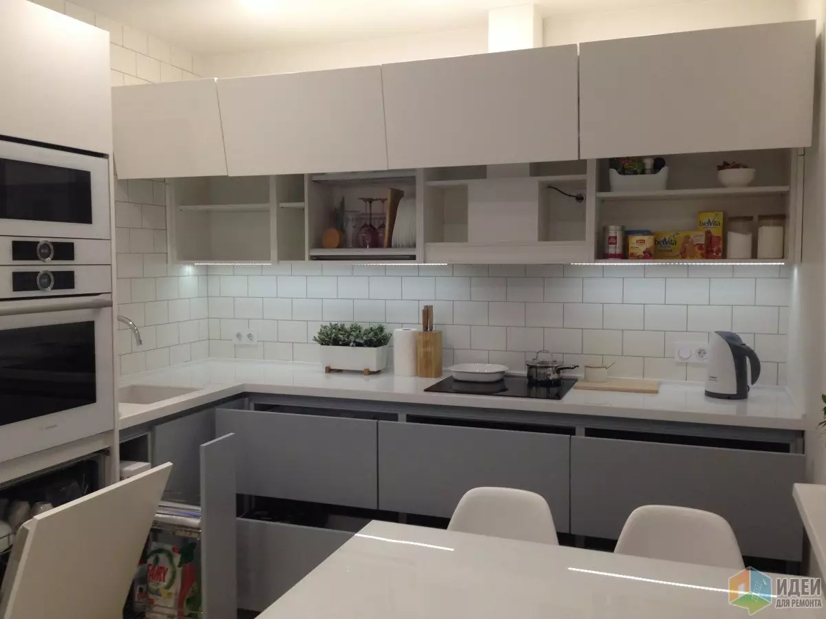Virtuve ar baltu izjādes un pelēkā dibena (39 fotogrāfijas): balta grafīta glancētu virtuves austiņu kombinācija ar interjeru. Dizaina opcijas 21145_3