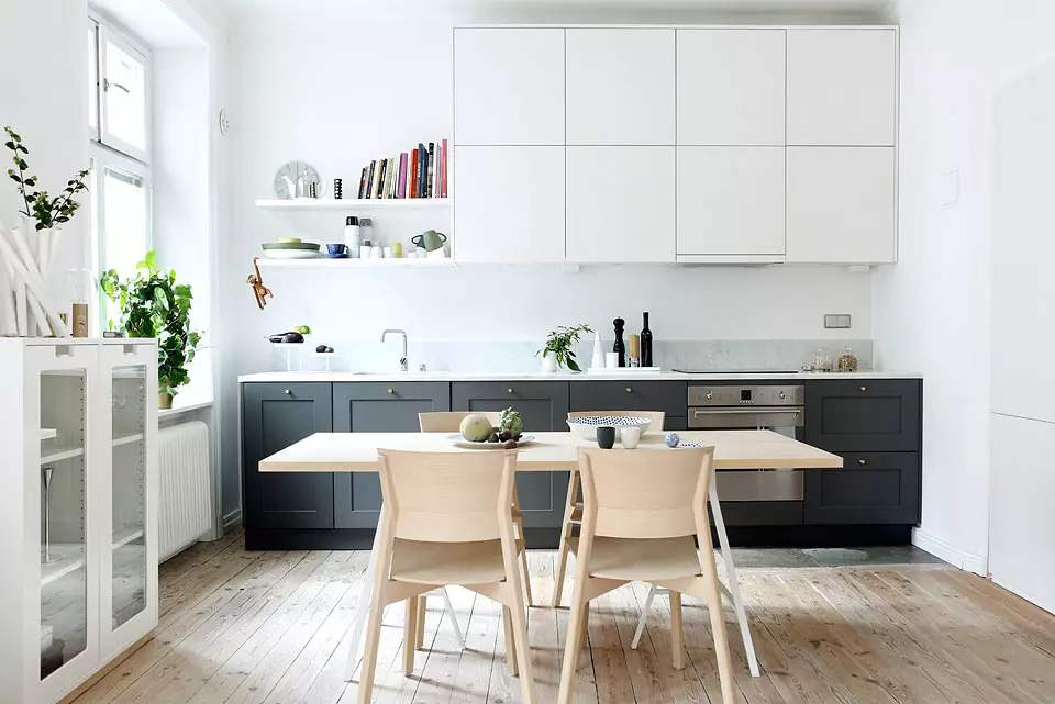 Virtuve ar baltu izjādes un pelēkā dibena (39 fotogrāfijas): balta grafīta glancētu virtuves austiņu kombinācija ar interjeru. Dizaina opcijas 21145_36
