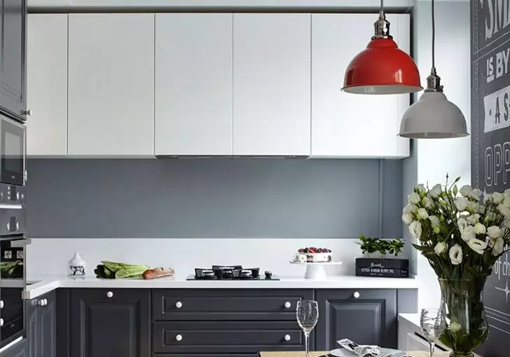 Virtuve ar baltu izjādes un pelēkā dibena (39 fotogrāfijas): balta grafīta glancētu virtuves austiņu kombinācija ar interjeru. Dizaina opcijas 21145_37