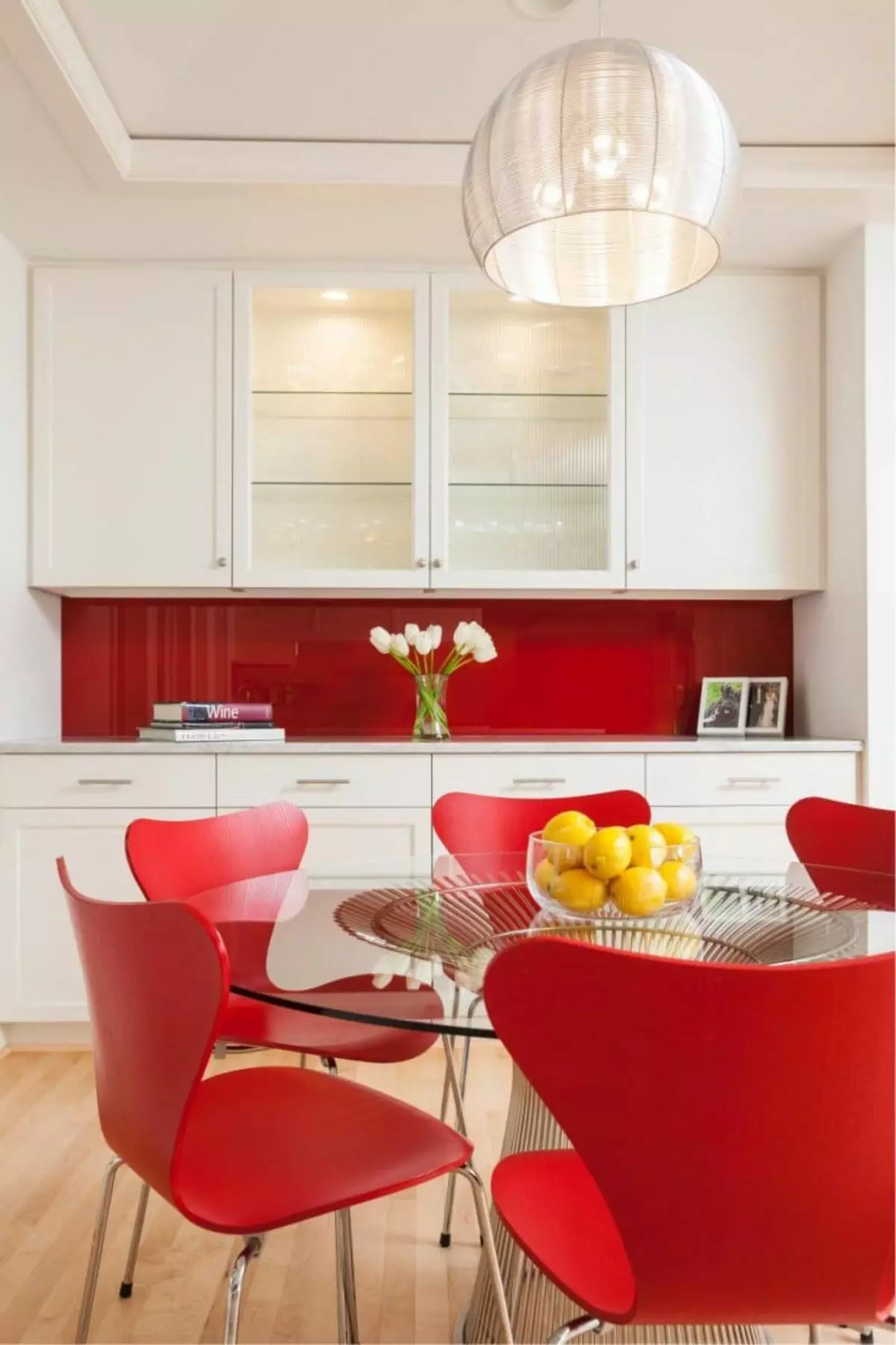 Cociña vermella e branca (65 fotos): BLANCA COCIÑA DA COCIÑA Fondo vermello en deseño de interiores. Que fondos de pantalla se axusten ás auriculares da cociña en cor vermella-branca? 21146_19