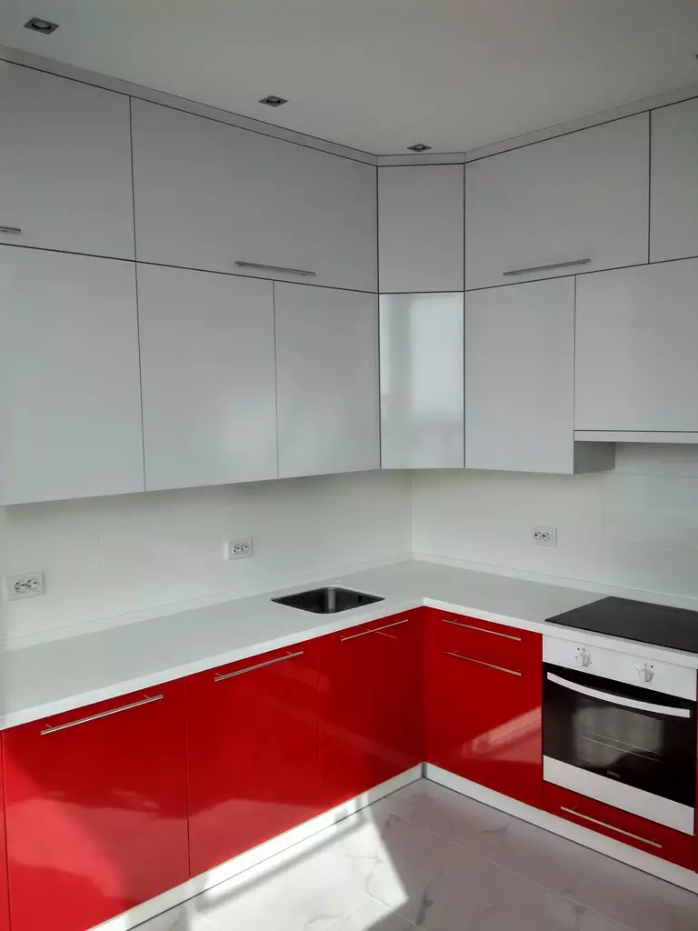 Cociña vermella e branca (65 fotos): BLANCA COCIÑA DA COCIÑA Fondo vermello en deseño de interiores. Que fondos de pantalla se axusten ás auriculares da cociña en cor vermella-branca? 21146_20