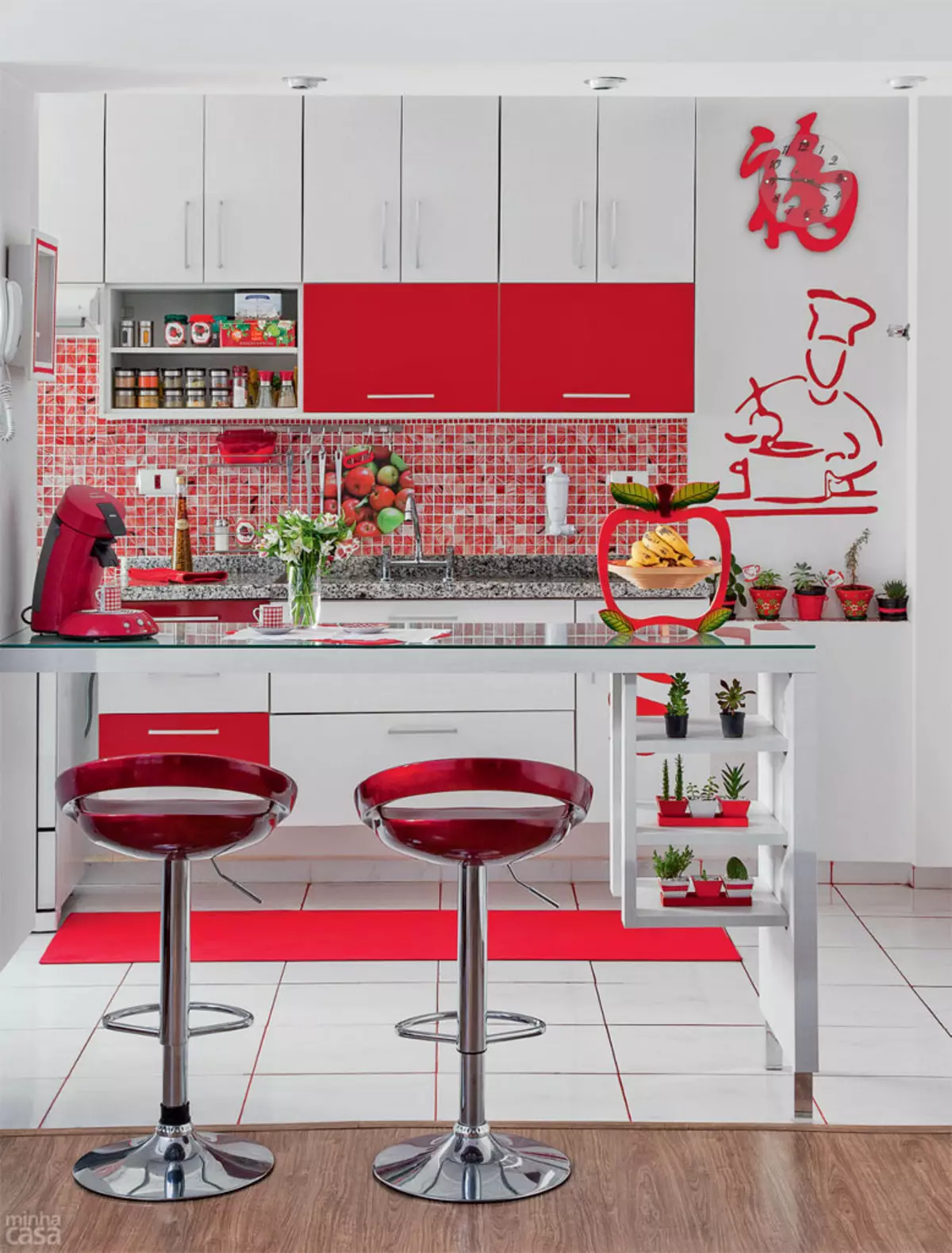 Cociña vermella e branca (65 fotos): BLANCA COCIÑA DA COCIÑA Fondo vermello en deseño de interiores. Que fondos de pantalla se axusten ás auriculares da cociña en cor vermella-branca? 21146_22