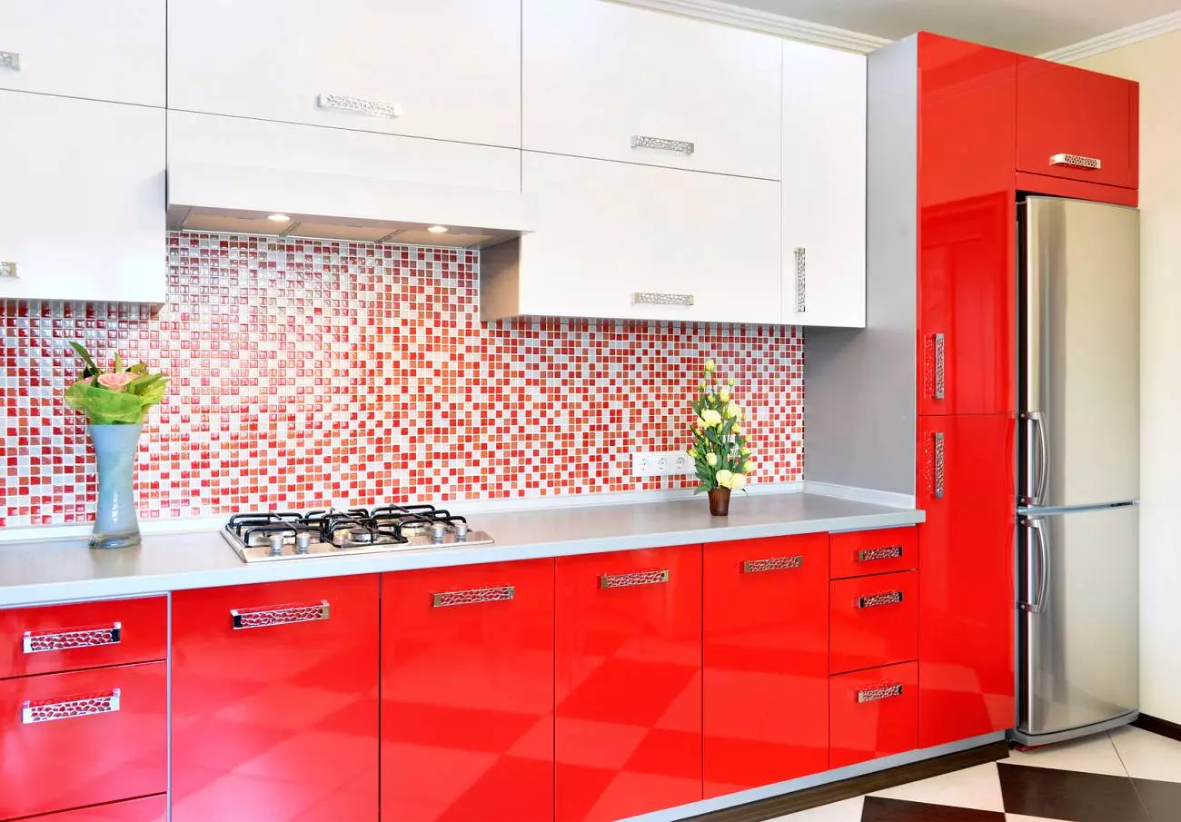 Cociña vermella e branca (65 fotos): BLANCA COCIÑA DA COCIÑA Fondo vermello en deseño de interiores. Que fondos de pantalla se axusten ás auriculares da cociña en cor vermella-branca? 21146_25