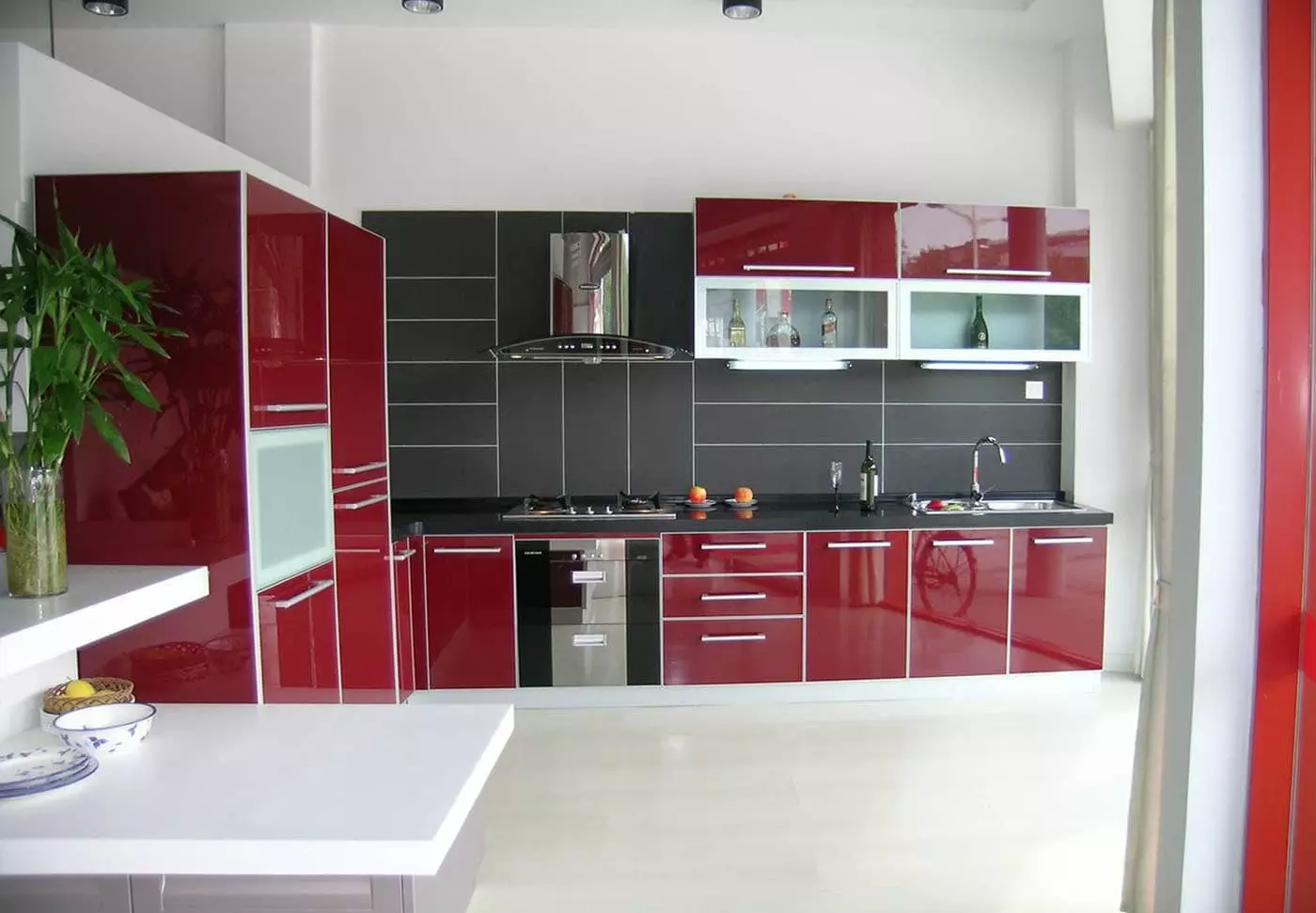 Cociña vermella e branca (65 fotos): BLANCA COCIÑA DA COCIÑA Fondo vermello en deseño de interiores. Que fondos de pantalla se axusten ás auriculares da cociña en cor vermella-branca? 21146_30
