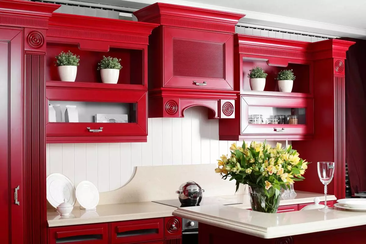 Cociña vermella e branca (65 fotos): BLANCA COCIÑA DA COCIÑA Fondo vermello en deseño de interiores. Que fondos de pantalla se axusten ás auriculares da cociña en cor vermella-branca? 21146_42